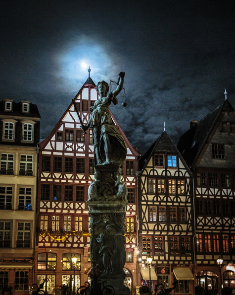 2013 11-Romer building-statue Frankfurt.jpg